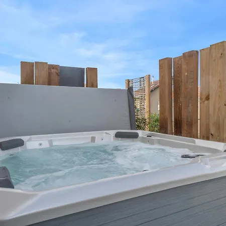 Maison & Jacuzzi Pour 10 A Casa vacanze *